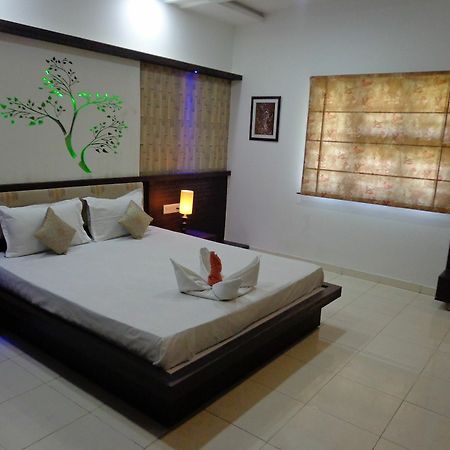 10 Blossoms Hospitality Services Ахмедабад Екстериор снимка