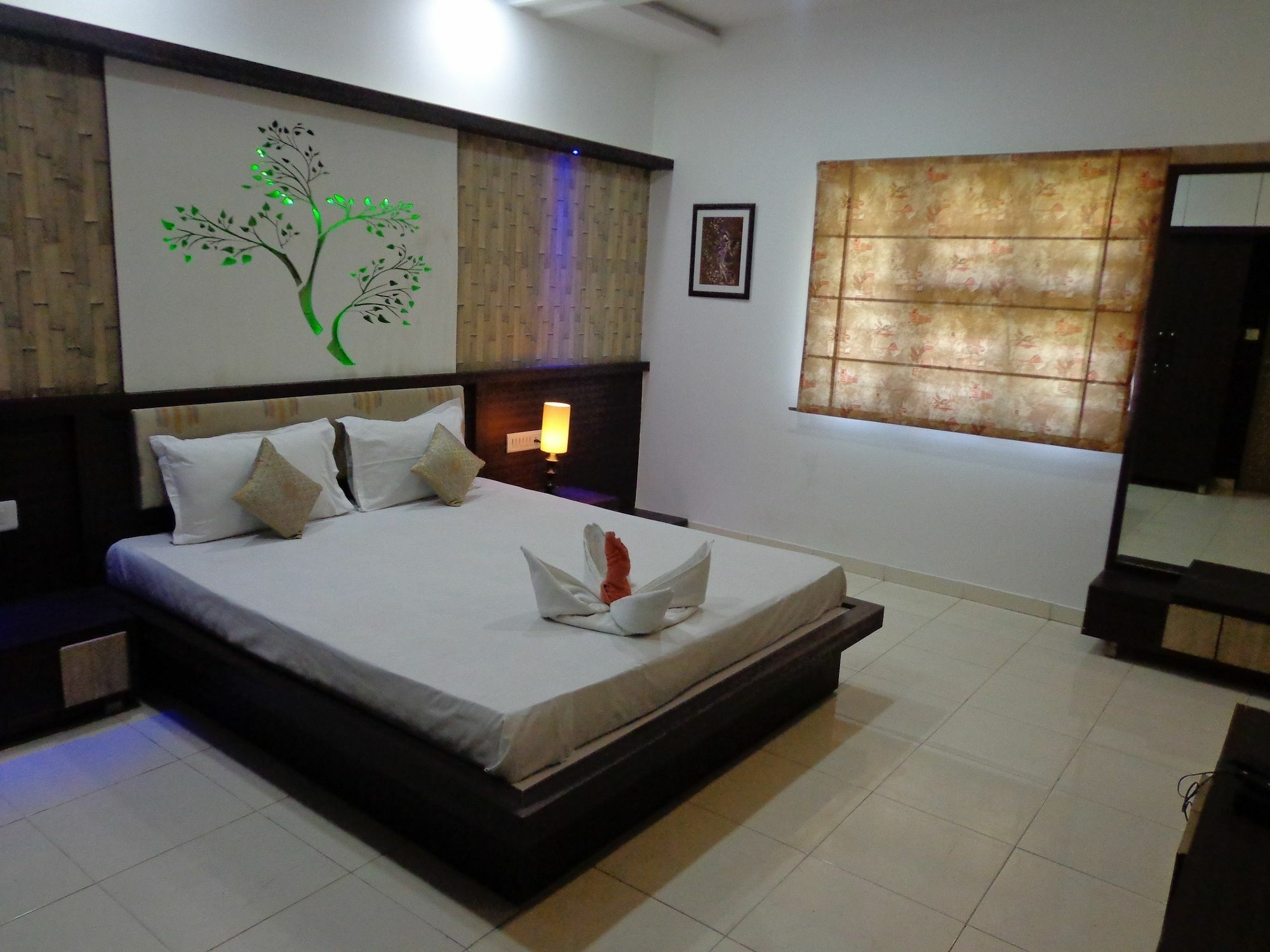 10 Blossoms Hospitality Services Ахмедабад Екстериор снимка